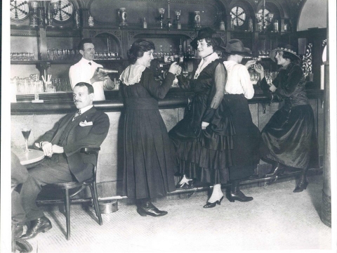 VINTAGE WOMAN BAR